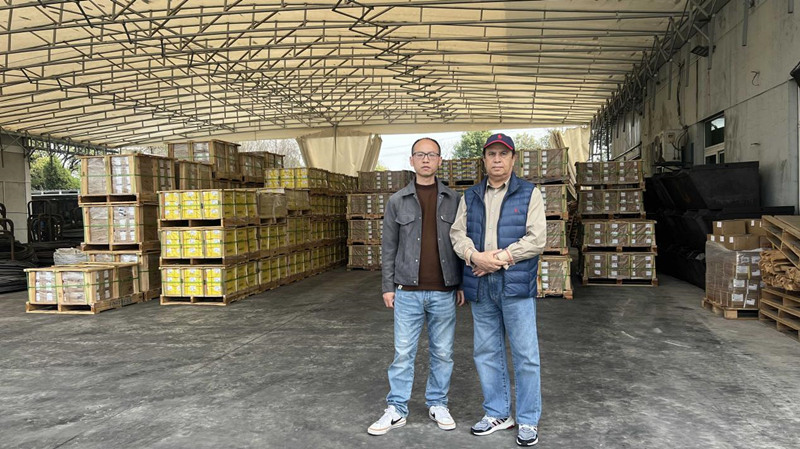 Los clientes extranjeros visitan la fábrica de Jiaxing Qunbang Hardware Co., LTD.