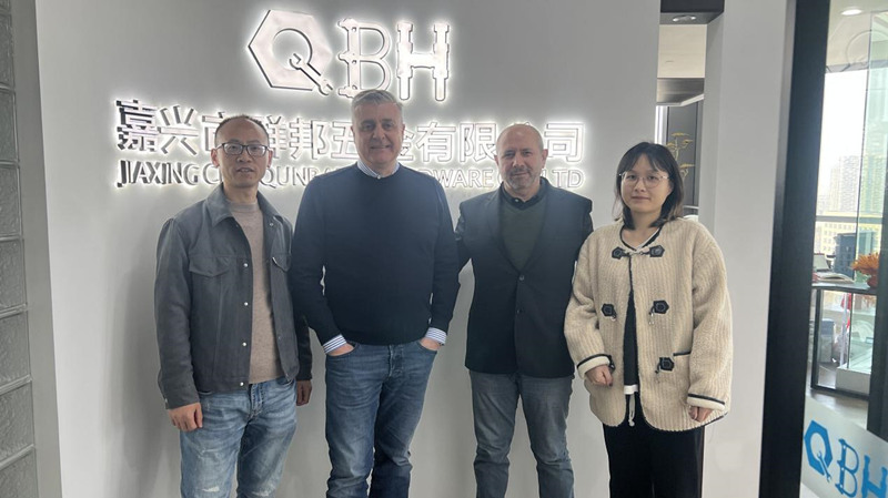 Los clientes extranjeros visitan Jiaxing Qunbang Hardware Co., LTD.